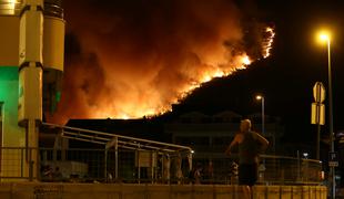 Gasilci vendarle dobivajo bitko s požarom pri Splitu #video