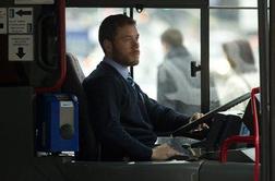 Ljubezen do mobilnikov voznika avtobusa stala službe