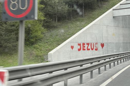 Napisi "Jezus" ob avtocesti: tak je prvi odziv odgovornih #foto