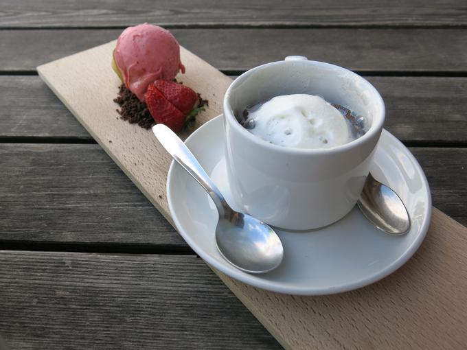 Čokoladni sufle s peno bele čokolade in jagodni sladoled | Foto: Miha First