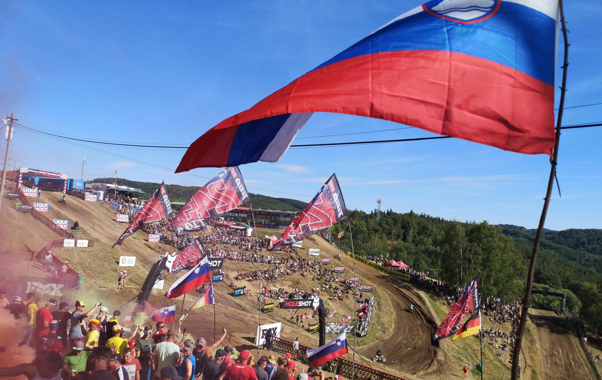 Loket motokros slovenski navijači | Takole so lani Slovenci v Loketu pripravili veliko navijaško veselico. | Foto Matej Podgoršek