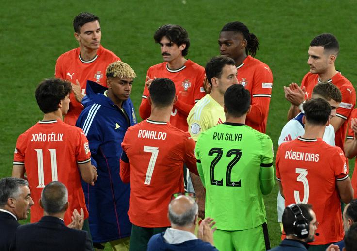 Srečanje Lamineja Yamala in Cristiana Ronalda po finalu lige narodov v Münchnu. | Foto: Reuters
