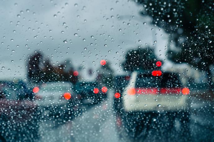 Nevihta, dež, promet, ceste | Na Prometno-informacijskem centru za državne ceste svarijo pred slabimi vremenskimi razmerami in opozarjajo voznike, da je ustavljanje vozil pod nadvozi in v predorih nevarno in prepovedano. | Foto Getty Images