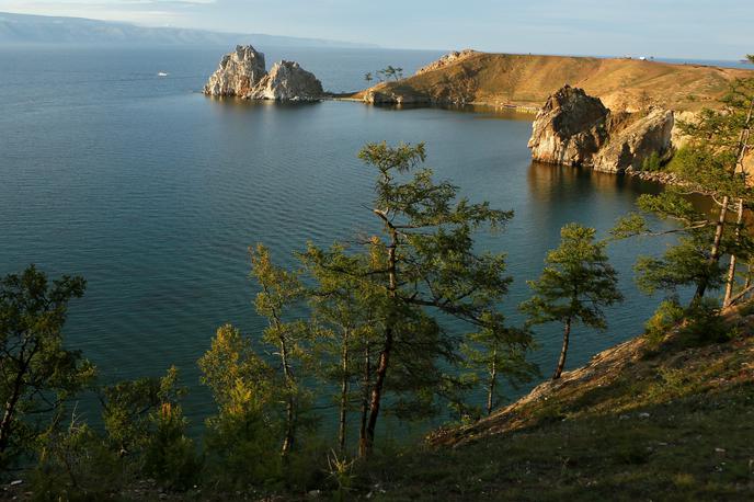 Bajkalsko jezero | Pred 24 tisoč leti so v Sibiriji v bližini Bajkalskega jezera (na fotografiji) živeli ljudje, ki jim genetiki pravijo Starodavni severni Evrazijci. Ti sibirski lovci na mamute veljajo za ene od glavnih genetskih prednikov današnjih Evropejcev, tudi Slovencev. | Foto Reuters
