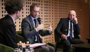 Golob o izzivih javne uprave: Štejejo vodje in medosebni odnosi