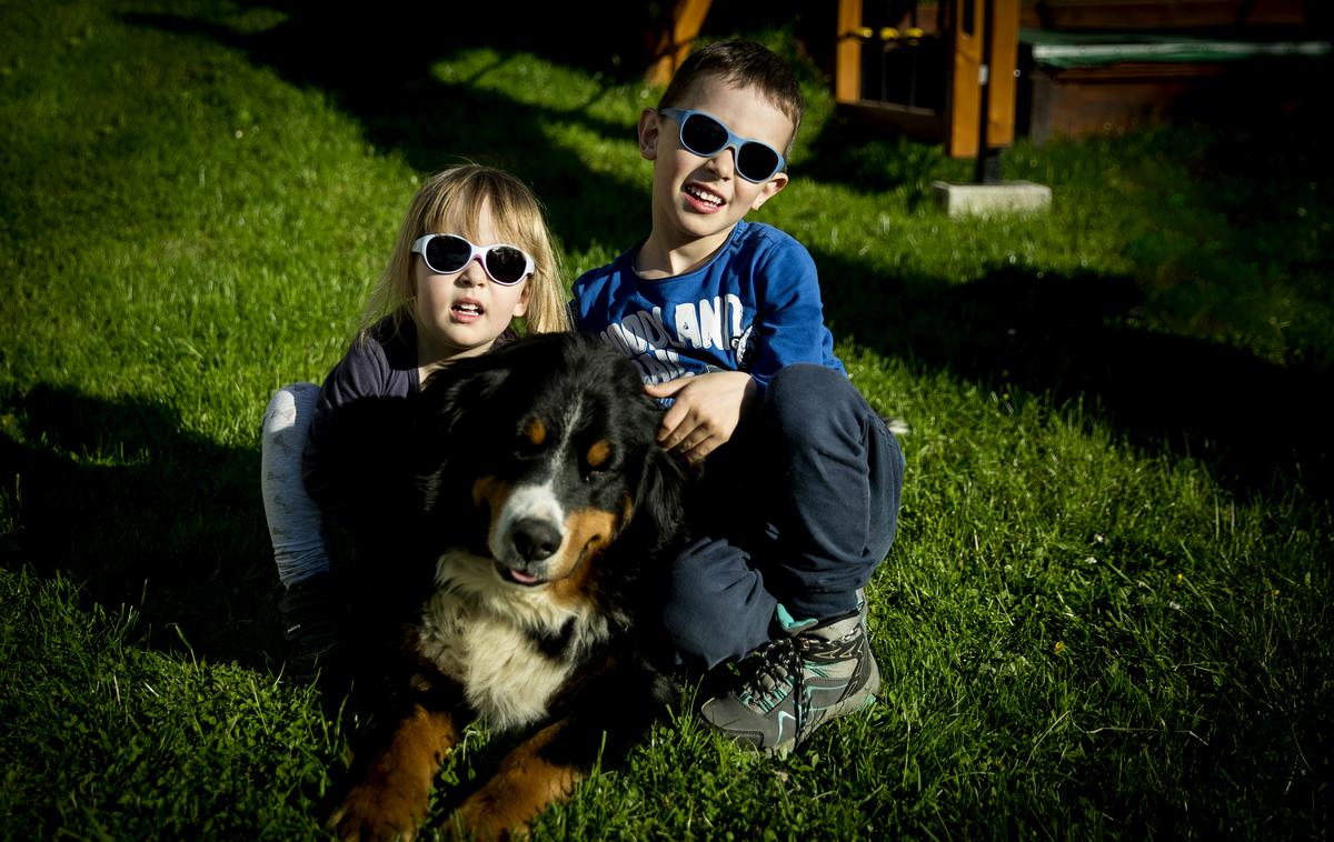 Alja in Miha Grat otroci slepi slabovidni očala | Foto Ana Kovač