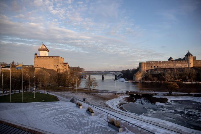 Reka Narva ločuje Estonijo, članico EU in Nata, od Rusije. Na fotografiji vidimo na levi strani reke grad Narva, imenovan tudi Hermanov grad. Na desni strani je ruski Ivangorod. Hermanov grad so sredi 13. stoletja zgradili Danci. Kamnit je grad postal v začetku 14. stoletja. Trdnjavo Ivangorod je konec 15. stoletja zgradil veliki moskovski knez Ivan III. Po trdnjavi je dobilo ime tudi mesto, ki je zraslo ob njej. | Foto: Guliverimage/Vladimir Fedorenko