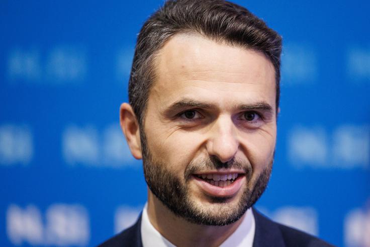 "Kaj narediš, ko na tvoja vrata potrka sosed, ki je močno oborožen, ti pa ne? Mu odpreš vrata in rečeš, postrezi si, kar te je volja?" se sprašuje Matej Tonin.  | Foto: STA