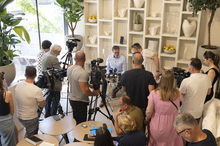 Za vstop na domače politično prizorišče se je Vladimir Prebilič odločil, ker je dovolj netransparentne in nepogumne politike doma in v mednarodnem okolju, je dejal na novinarski konferenci. | Foto: Bojan Puhek