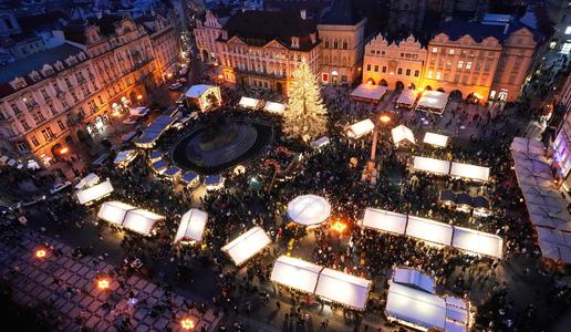 Božič po svetu: zakaj Japonci jedo KFC in Katalonci postavljajo 'sralca'