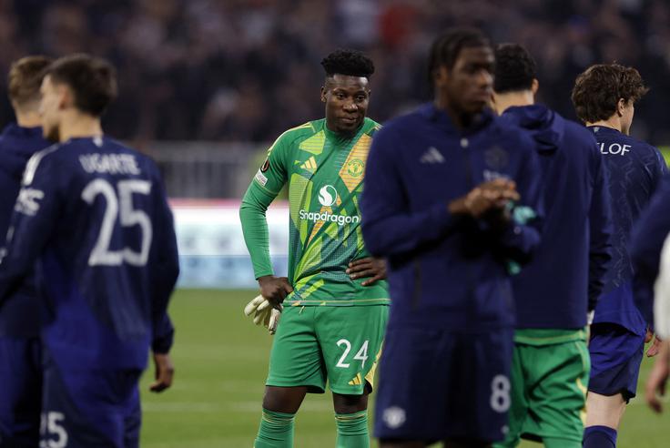 Andre Onana se ni izkazal na gostovanju v Lyonu. Pred srečanjem se je spustil v besedno vojno z Nemanjo Matićem, nekdanjim rdečim vragom in zdajšnjim članom Lyona, ki ga je oklical za enega slabših vratarjev v zgodovini Uniteda. Kamerunec si s predstavo v Franciji ni naredil usluge. | Foto: Reuters