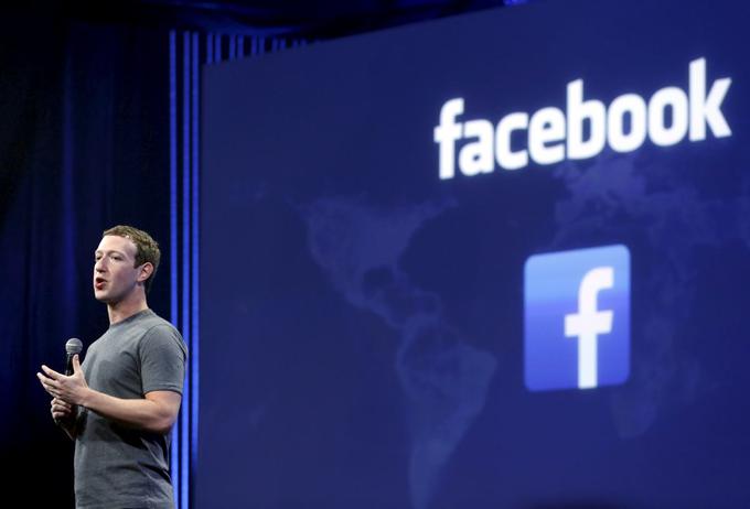 Mark Zuckerberg je zapisal celo, da se bo Facebook manj aktivno boril proti lažnim informacijam in bolj zavzemal za prikazovanje dodatnih pogledov na določeno zadevo.  | Foto: Reuters