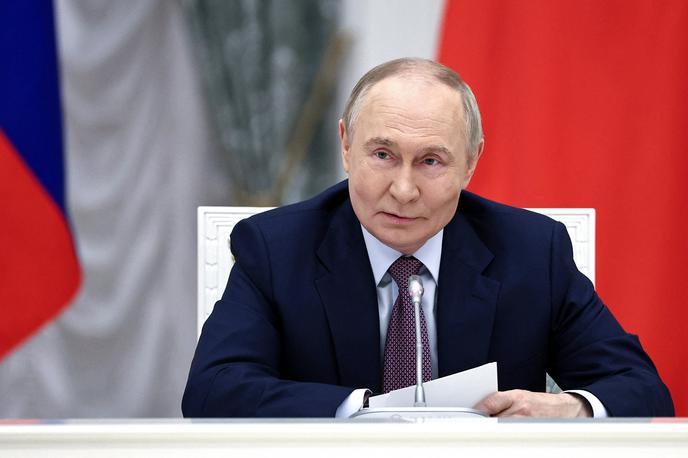 Vladimir Putin | Ameriški predsednik Donald Trump in ruski predsednik Vladimir Putin bi se morala v torek srečati v Budimpešti, a je Trump srečanje odpovedal. | Foto Reuters