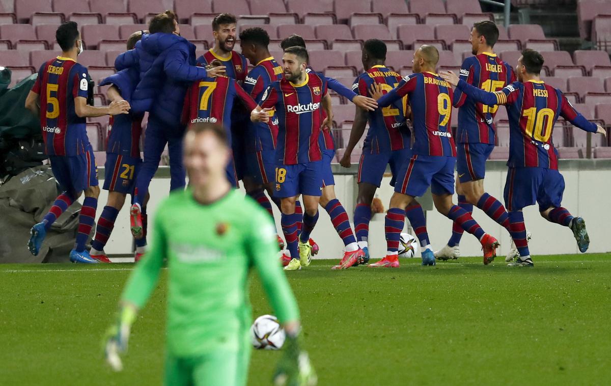 Barcelona | Gerard Pique je praktično v zadnji sekundi sodnikovega dodatka zadel za podaljšek, v katerem je Sevilla igrala kar z dvema igralcema manj in Barcelono rešil pred izpadom. | Foto Reuters