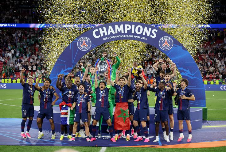 Številni tujci pri PSG so prišli na zmagovalni oder odeti v zastave svojih držav. | Foto: Reuters