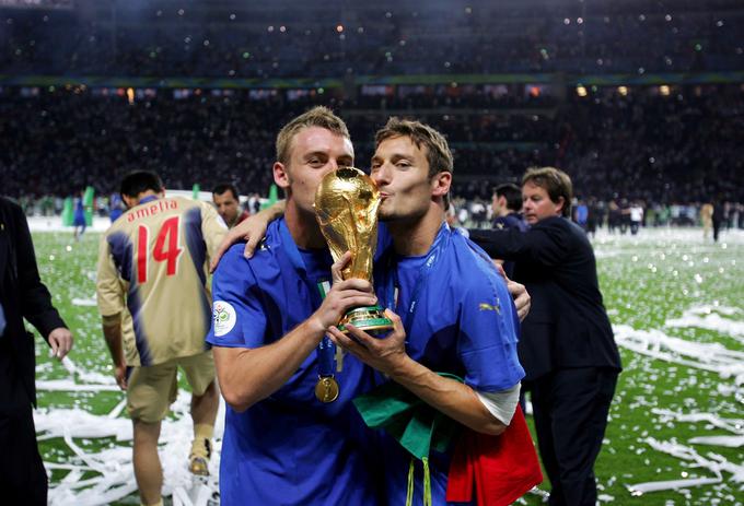 Takole je v družbi Francesca Tottija leta 2006 v Berlinu poljubljal pokal za naslov svetovnega prvaka. | Foto: Reuters