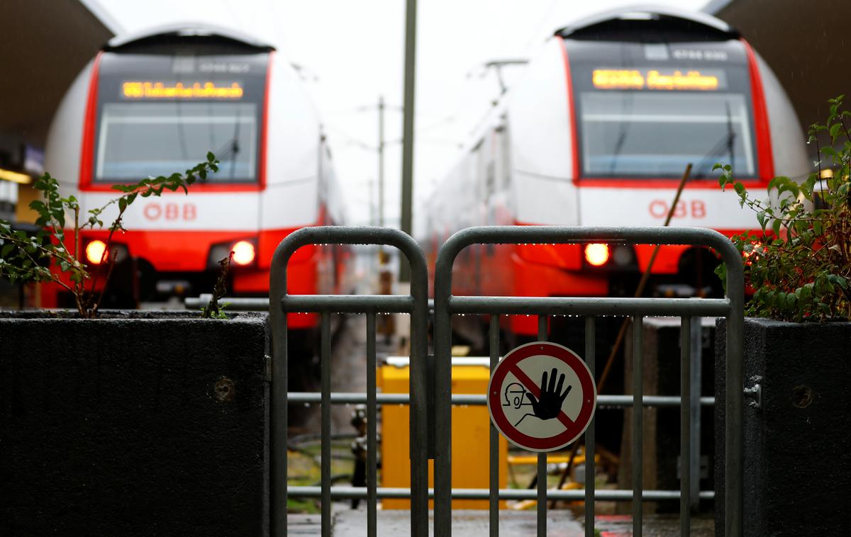 Avstrija vlak | Domnevna storilca je železniško podjetje prijavilo avstrijski policiji, ki ju je identificirala ob pomoči varnostnih kamer na vlakih. | Foto Reuters