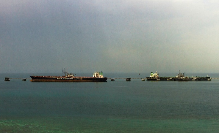 Naftna tankerja ob terminalu pri otoku Harg. | Foto: Wikimedia Commons / Reza Hatami