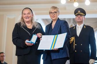 Nataša Pirc Musar pevki Eldi Viler vročila red za zasluge #video