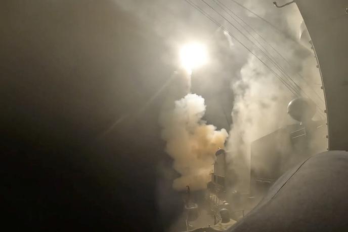 Raketa, napad na Iran | Del izstrelka ameriške rakete je med torkovim raketnim napadom zadel hišo v kraju Sirik na jugu Irana, kjer je potekalo poročno slavje. | Foto Reuters