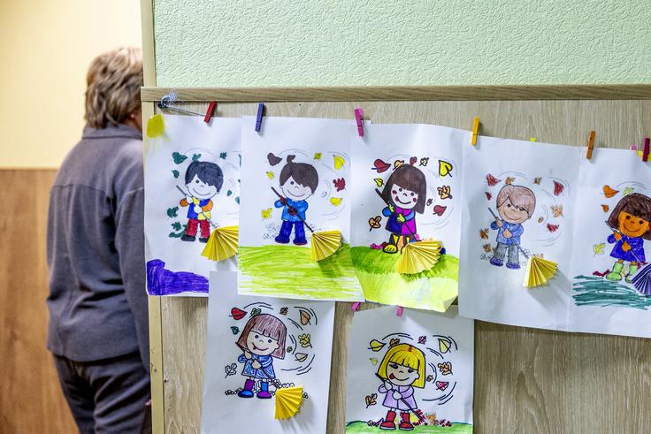 Risbice, ki so jih učenci prve triade narisali za vojake.  | Foto: Ana Kovač