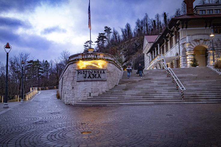 "Podatki o številu gostov so do konca letošnjega novembra. V decembru imamo žive jaslice, ko pričakujemo kar 40 odstotkov slovenskih gostov, tako da bodo leto verjetno končali na tretjem ali četrtem mestu, nikakor pa ne na šestem," je ob četrtkovi predstavitvi letošnjega poslovanja še povedal predsednik upravnega odbora družbe Marjan Batagelj. Dobra polovica obiskovalcev jaslic prihaja iz tujine, največ iz Italije, Hrvaške in Avstrije. | Foto: Ana Kovač