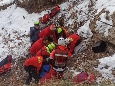 Sankačica zapeljala s proge, pristala v prepadu in se hudo poškodovala #foto