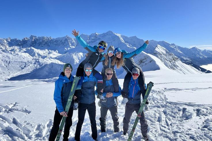 Slovenska reprezentanca v turnem smučanju. Na ramenih: Rea Kolbl, Klara Velepec in Ana Čufer, stojijo: Jon in Maj Pritržnik, Luka Kovačič in Klemen Španring. | Foto: Robert Pritržnik