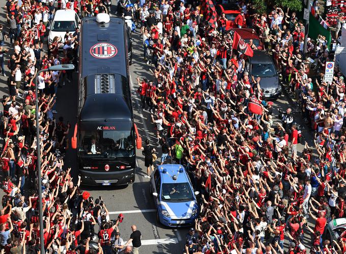 Nogometaši AC Milan so pred tekmo doživeli velik sprejem domačih navijačev. | Foto: Reuters