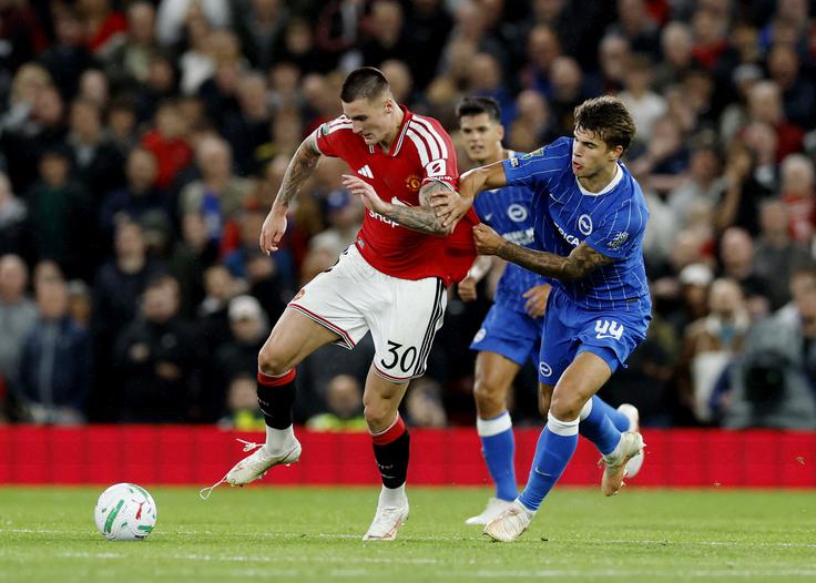 Benjamin Šeško v sredinem dvoboju proti 19-letnemu Hrvatu Luki Vuškoviću (Brighton). | Foto: Reuters