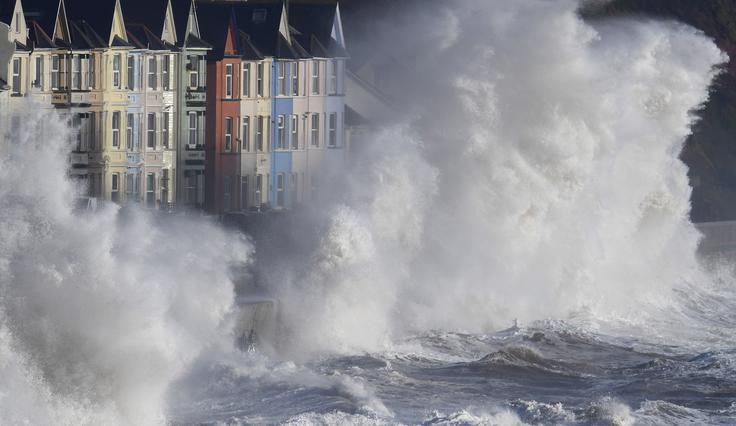 Tiri so najbolj na udaru v februarju, ko besneče morje zaradi zimskih neviht po navadi doseže vrhunec. Tudi objavljene fotografije so nastale letos pozimi, 2. februarja. | Foto: Reuters