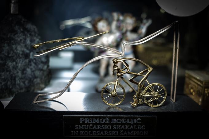 Miniaturna skulptura, preplet skakalca in kolesarja, čaka na Primoža Rogliča. | Foto: Ana Kovač
