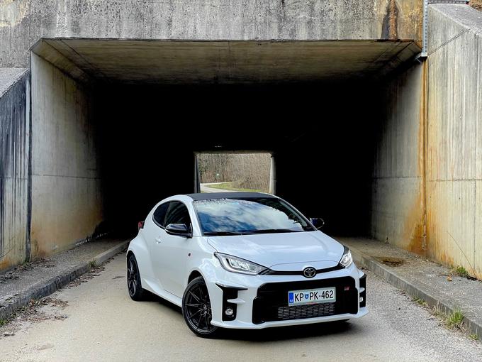 Tak yaris GR z dodatnim paketom (Torsnov diferencial na obeh oseh, posebno vzmetenje in 18-palčna kolesa s pnevmatikami Michelin Pilot Sport 4s 225/40R18) stane okrog 40 tisočakov, Toyotin dirkalnik yaris WRC pa vsaj milijon evrov. | Foto: Gregor Pavšič