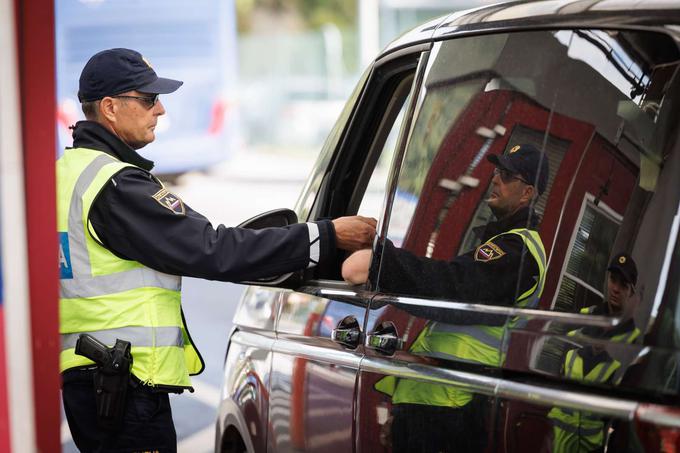 Slovenska policija je lani prijela 557 tihotapcev ljudi. Na fotografiji vidimo slovenskega policista, ki izvaja nadzor na meji. | Foto: Matic Prevc/STA