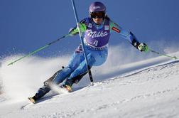 Tina Maze na slalomu brez sijaja. Schildova ob bok legendarni Vreni Schneider.