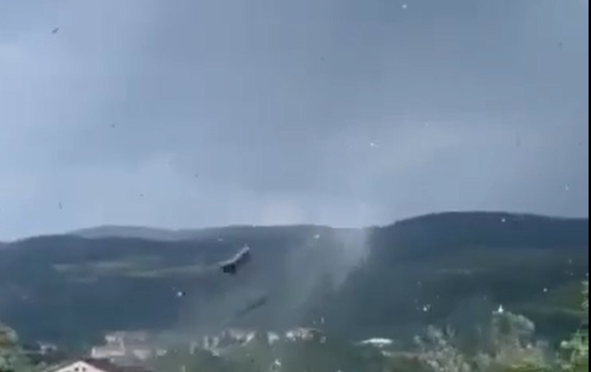 Tornado Ilirska Bistrica | Vremenoslovci so za lokalni portal 5 minut potrdili, da se je nad Gradcem res razvil tornado. | Foto Arso / Facebook