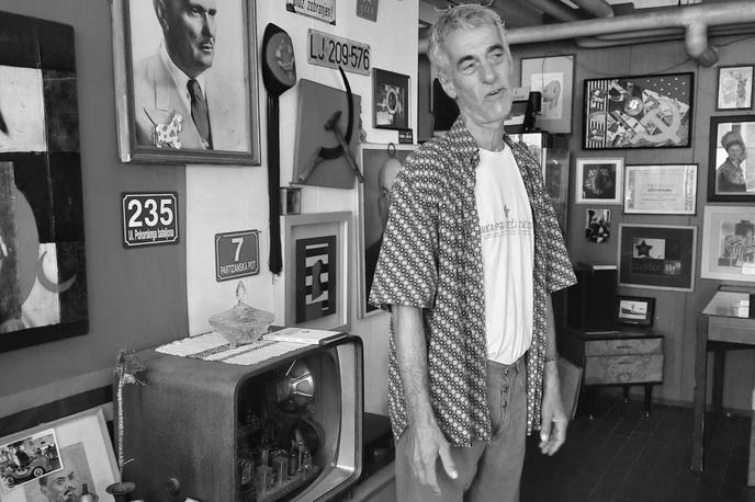 Marko A. Kovačič, umetnik | Specifike njegove prakse so povezovanje medijev, domišljena naracija ter menjavanje vlog in osebnih identitet, so sporočili iz družinskega kroga. | Foto STA