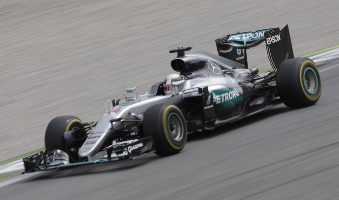 Lewis Hamilton ima sedem tekem pred koncem dve točki prednosti pred Rosbergom. | Foto: Reuters