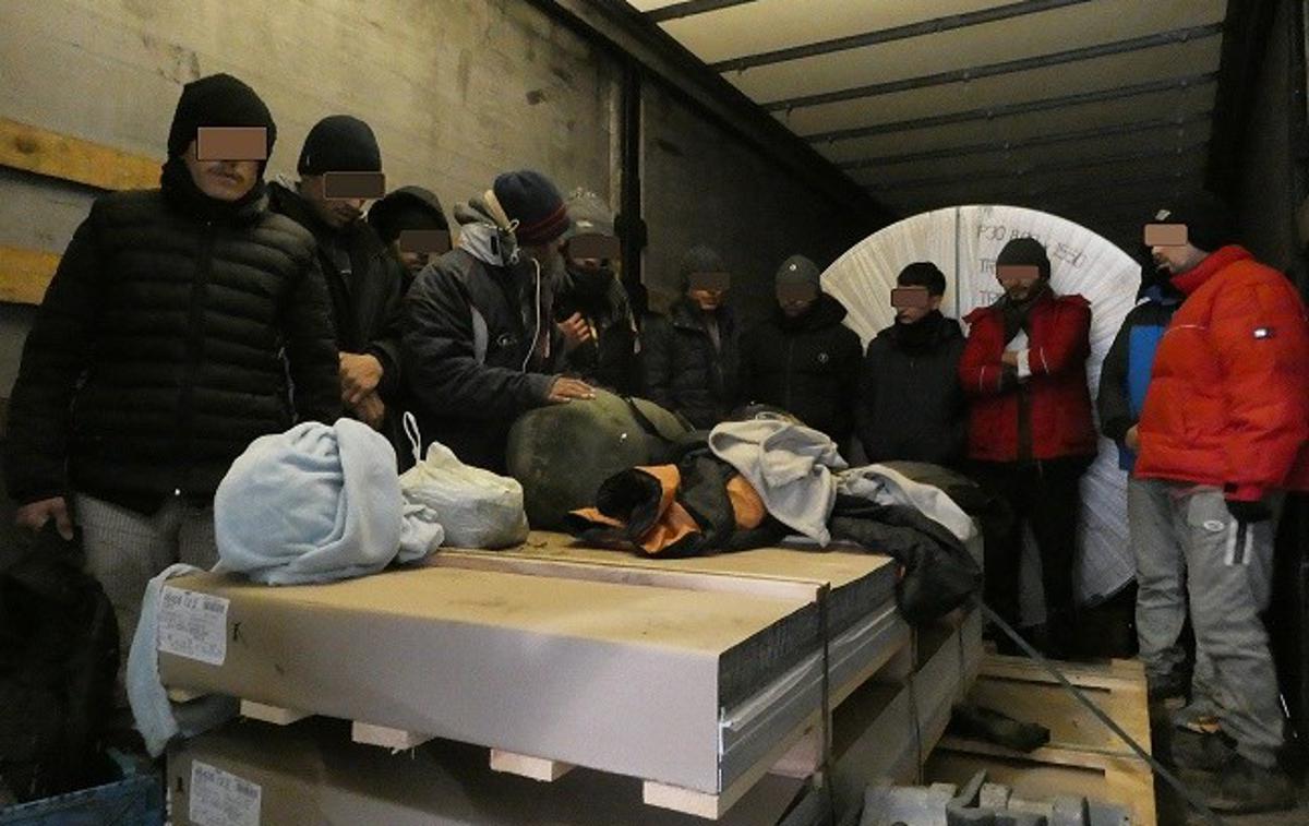 Na mejnem prehodu Gruškovje so v sredo med kontrolo tovornega vozila srbske registracije v nakladalnem prostoru odkrili 14 tujcev. | Foto STA