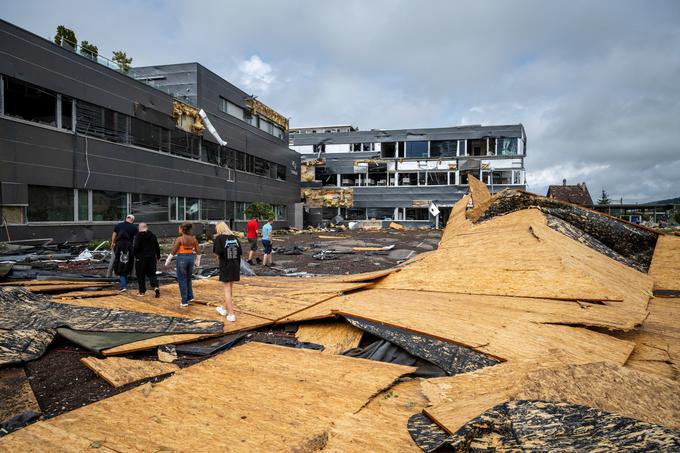 Veter je odkrival strehe in podiral drevesa. | Foto: Profimedia