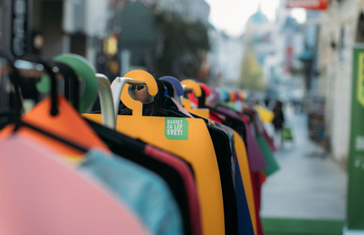 Obešalniki zgodb sredi Ljubljane razkril resnico o naši potrošnji.