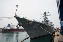 V Splitu počiva letalonosilka, v Koper priplul ameriški rušilec USS Ramage