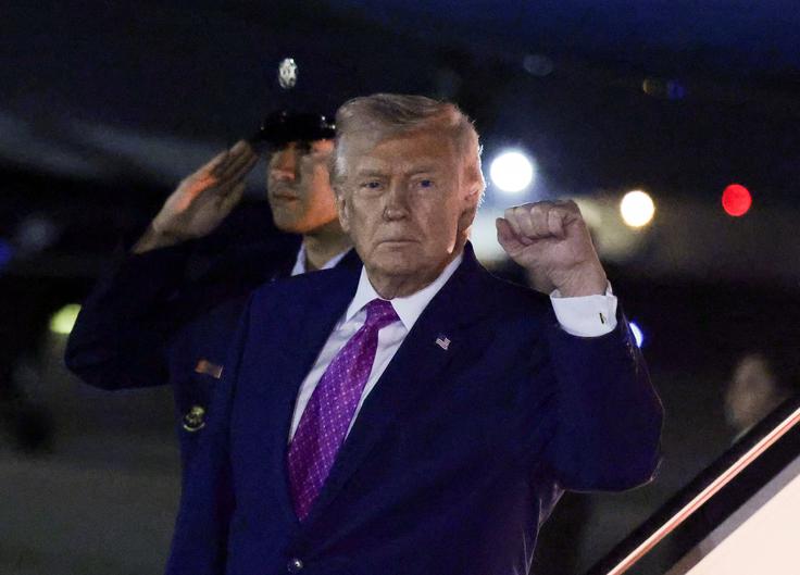 "Neverjetno, nimajo poguma ali volje, da bi to delo opravili sami," je, kot povzema francoska tiskovna agencija AFP, zapisal Trump. | Foto: Reuters