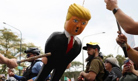 Trumpu se je uprlo več milijonov Američanov, medtem je igral golf #video