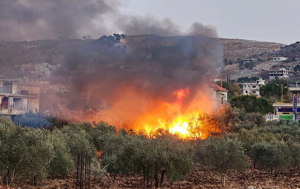 dolina Bekaa, Libanon | Po podatkih ministrstva je bilo v večinsko šiitskem Baalbeku ubitih 11 ljudi, od tega devet v gosto naseljeni sunitski četrti Šikan. Pod ruševinami v soseski reševalci še vedno iščejo preživele. | Foto Reuters