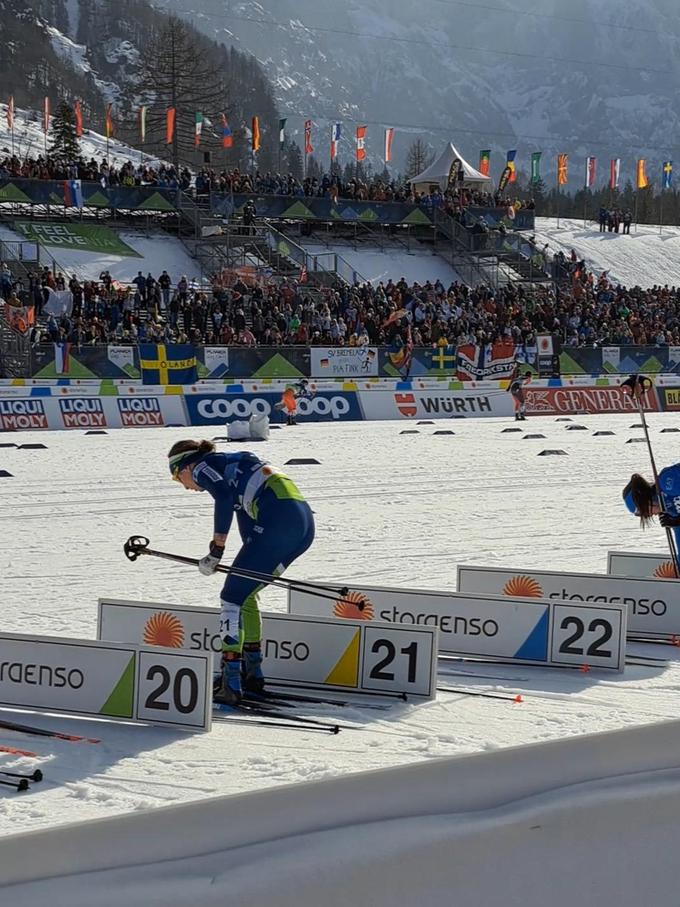 Eva Urevc je nekaj časa izgubila tudi pri menjavi smuči. | Foto: Boštjan Boh