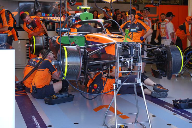 Aktualni prvak Lando Norris je zaradi okvare na menjalniku izpustil večji del prvega treninga. | Foto: Reuters