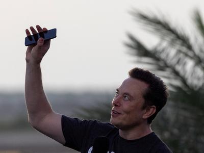Elon Musk tik pred tem, da postane prvi bilijonar na svetu!