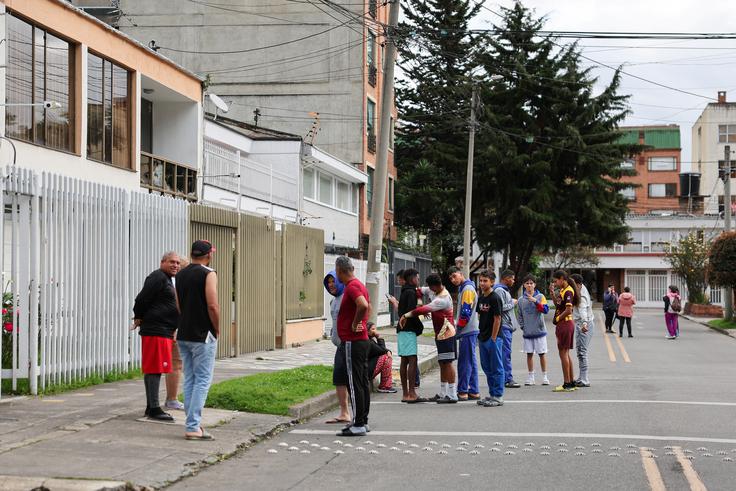 Ljudje so hiteli na ulice.  | Foto: Reuters