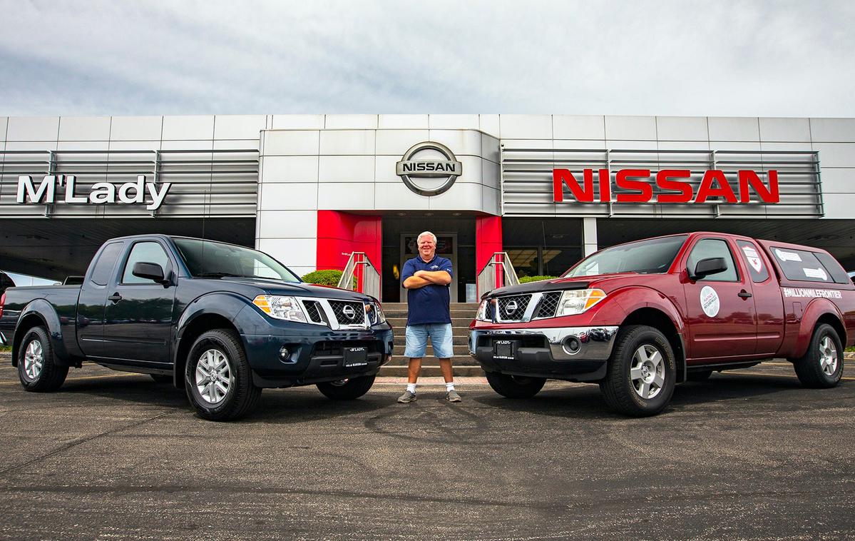 Nissan nov avtomobil | Brian Murphy je v salonu, kjer je nekoč kupil starega nissana, zdaj prejel ključe novega. | Foto Nissan